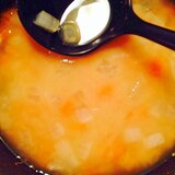 大根と人参と豆腐がサイコロ型のコロコロとした味噌汁